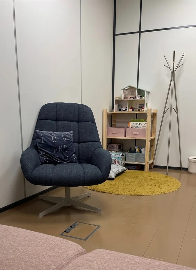 Espacio de terapia infantil con estantería de juegos