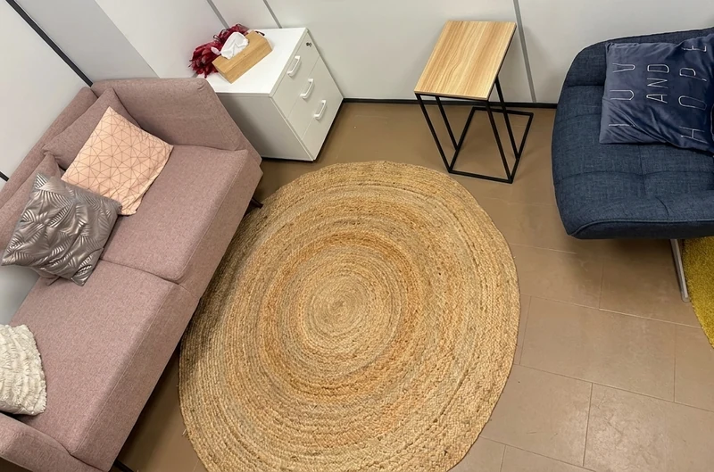 Sala de la consulta de Izpira Psicología, con sofá y alfombra