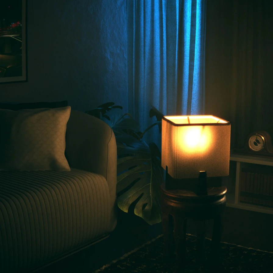 Salón en penumbra con una lámpara encendida junto al sofá y una cortina con luz azulada